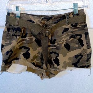 AMERICAN BAZI Camo Cutoffs🖤